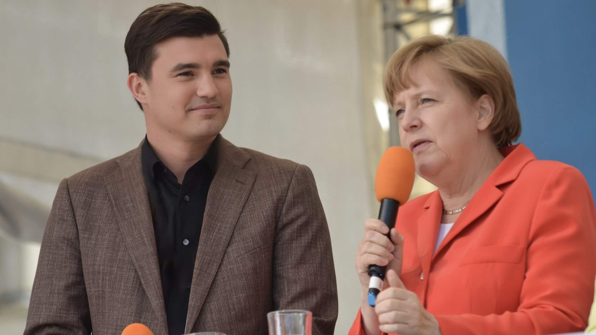 Tim Christopher Gasse und Bundeskanzlerin Angela Merkel bei einem Gespräch